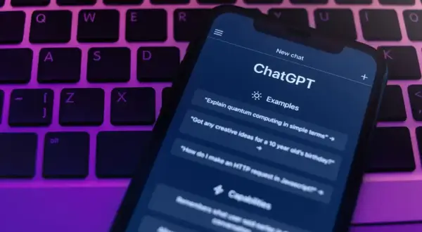 Telefon z aplikacją ChatGPT na klawiaturze. Czyżby czekała nas kolejna chatgpt awaria?