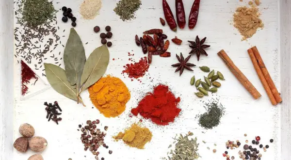 Variedad de especias: cúrcuma, pimentón, anís estrellado, canela, cardamomo, clavo, pimienta, bayas de enebro y más.