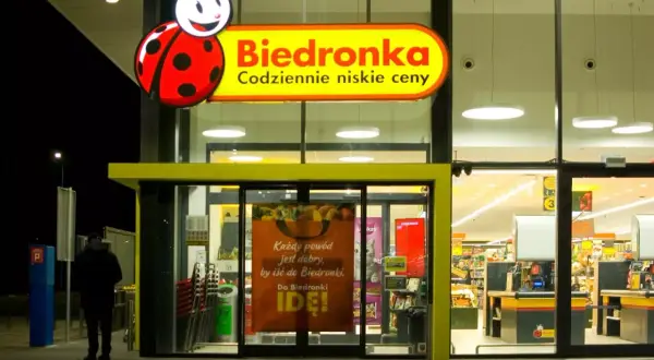 Biedronka w Karwi? Sprawdź, gdzie zrobisz zakupy na urlopie!