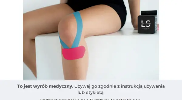 Kolano z niebieskim i różowym plastrem, wspierające mięsień po zerwaniu. Obok pudełko plastrów.