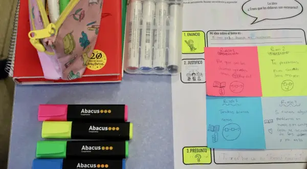 Materiales para escriptura creativa cicle inicial: rotuladores, libreta, lápices y notas adhesivas con ideas sobre deberes.