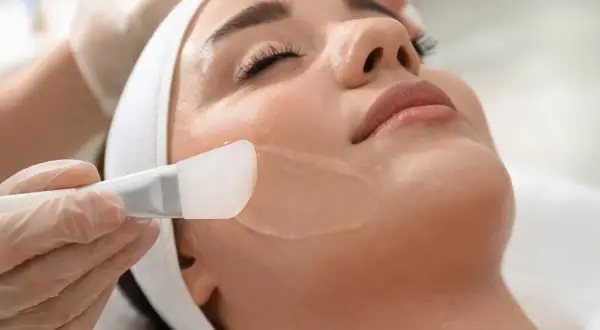 Kremowy peeling nakładany na twarz. Dowiedz się, jak często robić peeling twarzy, by uzyskać promienny wygląd.
