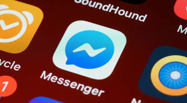 Ikona Messengera na ekranie telefonu. Zastanawiasz się, jak napisać do osoby, która Cię zablokowała na Messengerze?