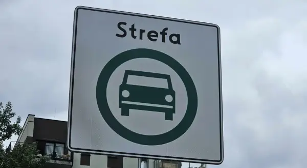 Znak "Strefa" z symbolem samochodu w Warszawie. Oznacza wjazd do strefy, gdzie obowiązują ograniczenia dla pojazdów.
