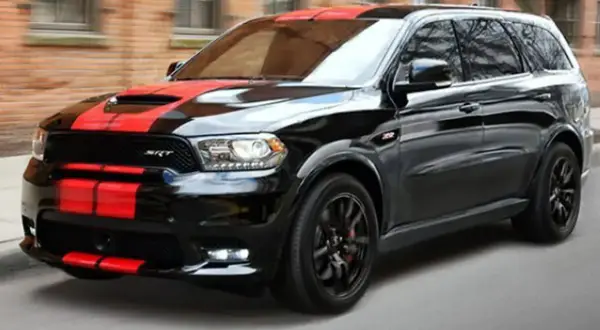 Czarny Dodge Durango SRT z czerwonymi pasami, gotowy do sprintu 0-100 km/h. Potężny silnik 5.7 Hemi.