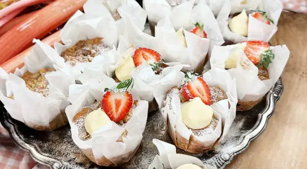 Fredriks rabarbermuffins, dekorerade med kräm och färska jordgubbar, ser ljuvliga ut.