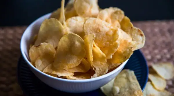 Ile kcal mają chipsy? Zaskakująca prawda o kaloryczności przekąsek
