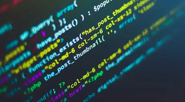 Fragment kodu PHP, który może być częścią strony internetowej. Widać tu funkcje związane z postami i ich miniaturami, co może być odpowiedzią na pytanie "cmd co to" w kontekście tworzenia stron.