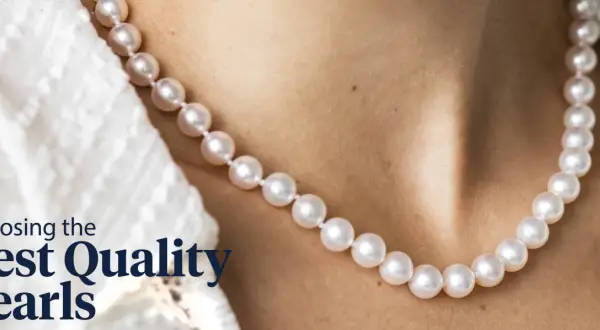 Naszyjnik z perłą hodowlaną na szyi, podkreślający elegancję.