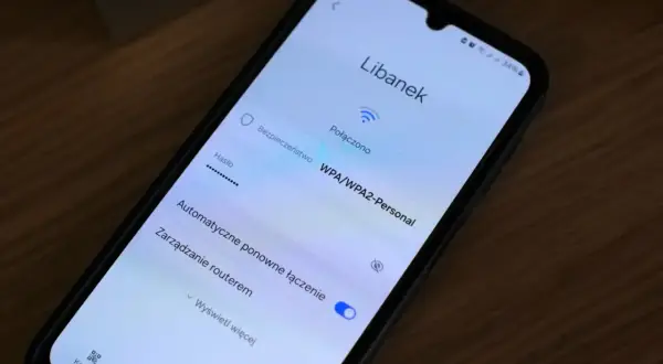 Na ekranie telefonu widać ustawienia sieci Wi-Fi "Libanek". Połączono z siecią, a hasło do wifi w telefonie jest ukryte.