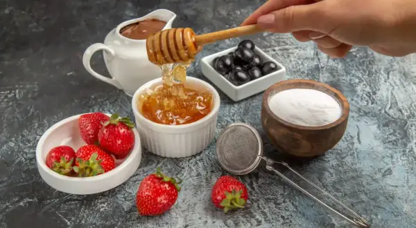 Miód, truskawki, oliwki i cukier puder. Czy miód ma niski indeks glikemiczny?