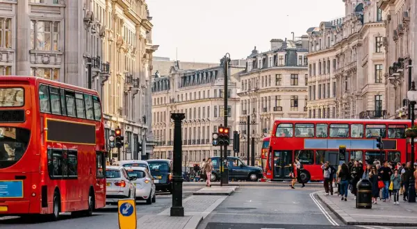 Ile trwa lot z Warszawy do Londynu? Odkryj zaskakujące fakty!