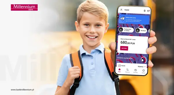 Uśmiechnięty chłopiec z plecakiem pokazuje telefon z aplikacją bankową. Na ekranie widnieje informacja o koncie dla dziecka Millennium 360° Junior z saldem 680 zł.
