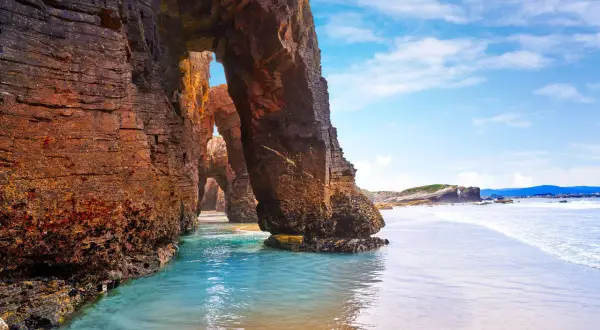 Arco natural en la Playa de las Catedrales, Galicia. La Xunta de Galicia protege este paisaje único.