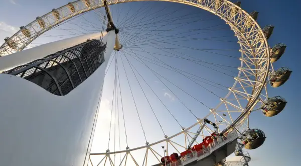 Widok z dołu na London Eye, ukazujący jego imponującą london eye wysokość i kapsuły.