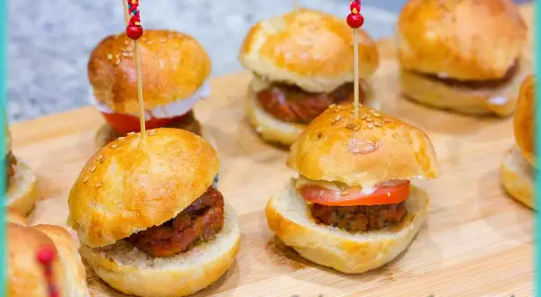 Mini burgers apéro froids : 4 recettes faciles pour bluffer vos invités