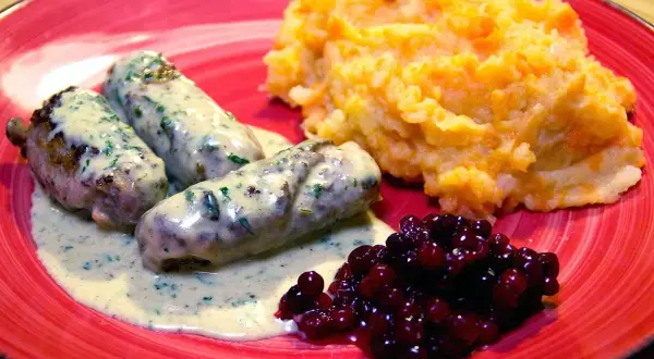 Tre korvar med gräddsås, rotmos och lingon. Ett klassiskt svenskt rotmos recept.