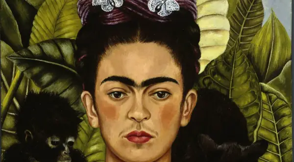 Frida Kahlo, con farfalle tra i capelli, circondata da foglie lussureggianti, un cerbiatto e un gatto nero. Queste immagini di Frida Kahlo sono iconiche.