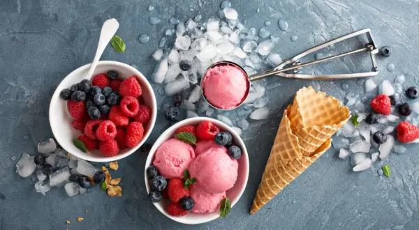 Himbeereis mit Blaubeeren und Waffeln. Perfekt, um milcheis selber machen zu lernen und den Sommer zu genießen.