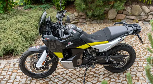 Gotowy na przygodę? Ten motocykl typu **motocykle adv** czeka na odkrywanie nowych szlaków.