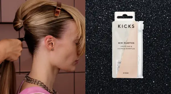 En person stylar ett elegant hårknut med en klämma. Bredvid syns en förpackning med Kicks mini-elastik för diskreta frisyrer.