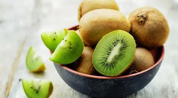 Kiedy jest sezon na kiwi? Sprawdź, kiedy najlepiej kupić świeże owoce