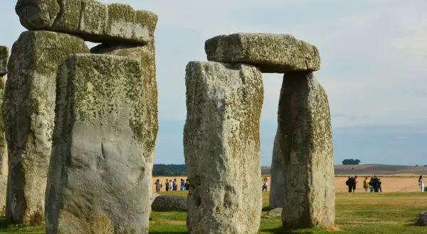 Kamienne kręgi Stonehenge, idealne miejsce na wycieczkę po zakupie biletów do Anglii.
