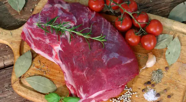 Surowa karkówka z rozmarynem, pomidorkami i przyprawami. Idealna do pieczenia, znasz jej karkówka kcal?