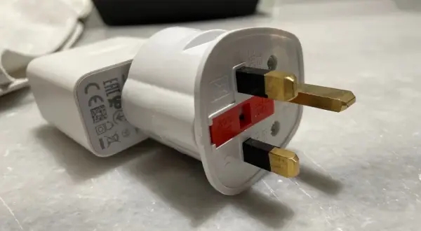 Adapter z wtyczką typu G. Czy w Egipcie są inne gniazdka? Ten adapter ma trzy płaskie bolce.
