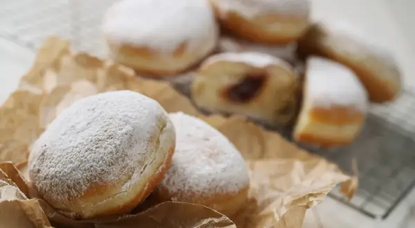 Pyszne, tradycyjne paczki z dżemem, obficie posypane cukrem pudrem. Idealne na tłusty czwartek!