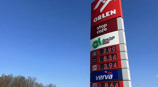 Cena diesla na Orlenie to 8.34. Obok widnieją ceny benzyny 95 (7.99), LPG (3.94) i Vervy 98 (8.64).