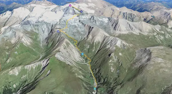 Trasa na najwyższy szczyt Austrii, Großglockner, przez schroniska. Widok z lotu ptaka na góry i szlak.