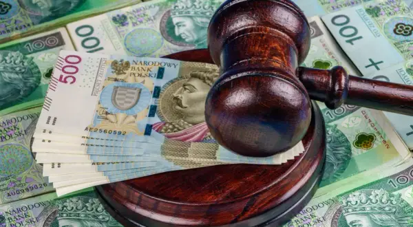 Młotek sędziowski na stosie polskich banknotów. Kluczowe pytanie: ile obliczyć wartość przedmiotu zaskarżenia w apelacji?