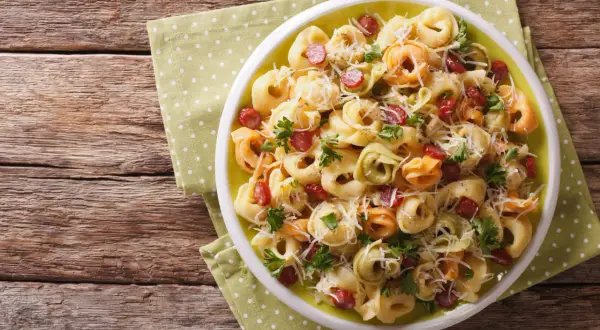 Jak przygotować tortellini z szynką parmeńską i co do nich dodać