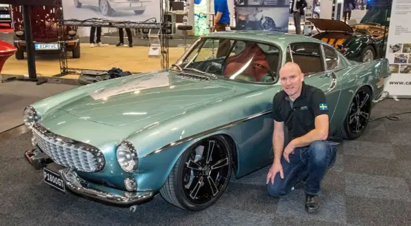 Leif Tufvesson bredvid sin vackra Volvo P1800 GT i mintgrön kulör.