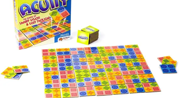 Tablero lleno de fichas de colores con patrones geométricos, parte de los juegos de matematicas Acuity.