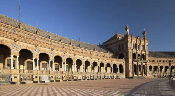 Die Plaza de España in Sevilla, ein Ort, der an Star Wars erinnert, mit ihren Bögen und dem weiten Platz.