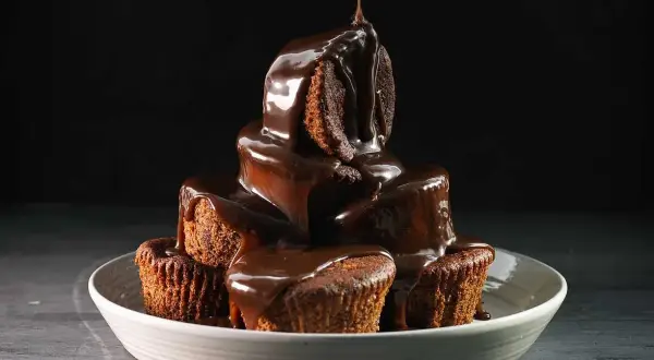 En stapel chokladiga muffins, överhällda med varm chokladsås. En härlig sticky toffee pudding-upplevelse.