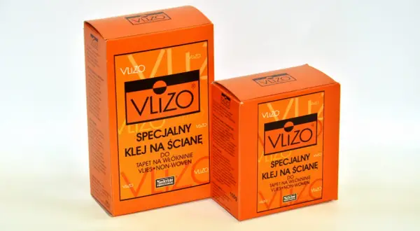 Dwa opakowania kleju Vlizo, specjalnego do tapet winylowych na flizelinie, gotowe do użycia.