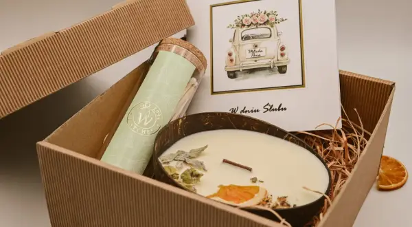 Personalizowana pamiątka ślubu: świeca w łupinie kokosa, zapałki w słoiczku i kartka z retro autem. Idealny prezent na ten wyjątkowy dzień.