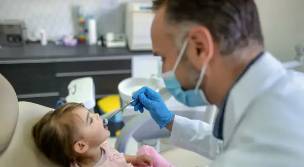 Pierwsza wizyta u dentysty: Kiedy i jak przygotować dziecko?