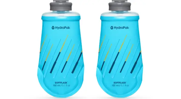 Dwie niebieskie butelki do biegania HydraPak Softflask 150 ml, idealne na długie trasy.