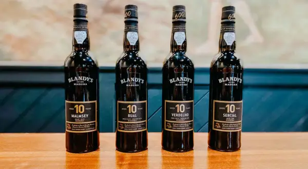 Cztery butelki win Blandy's Madeira: Malmsey, Bual, Verdelho i Sercial.