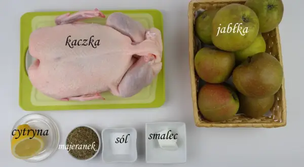 Kaczka, jabłka, cytryna, majeranek, sól i smalec – składniki na tradycyjne nadzienie do kaczki.