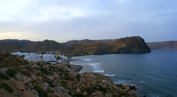 Vista panorámica de la costa de las Negras, Cabo de Gata, con casas blancas, montañas y el mar Mediterráneo.
