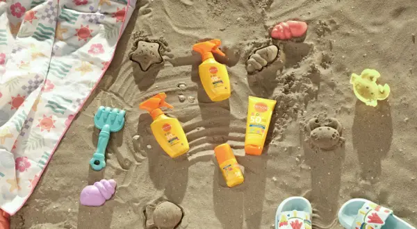 Co zabrać na plażę? Kremy z filtrem, ręcznik, łopatkę i foremki do piasku, by stworzyć wakacyjne wspomnienia.