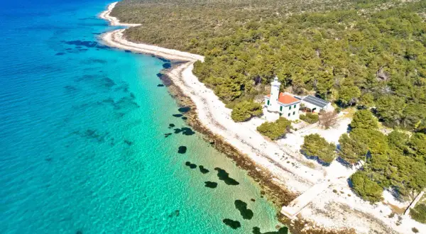 Vir: Najlepsze plaże i atrakcje. Twój przewodnik po wyspie