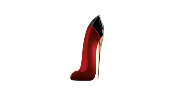 Elegancki flakon perfum Carolina Herrera Velvet Fatale w kształcie czerwonego, aksamitnego szpilki z czarną, błyszczącą górą i złotym obcasem.