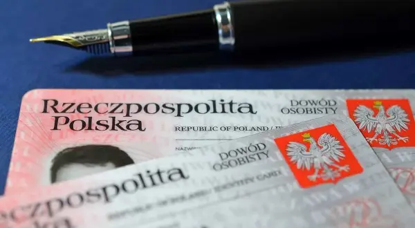 Pióro i polskie dowody osobiste. Czy trzeba mieć przy sobie dowód osobisty? To pytanie zadaje sobie wielu Polaków.