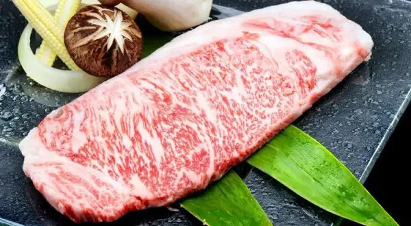 Wołowina Wagyu: Jaki wybrać, gdzie kupić i jak usmażyć?